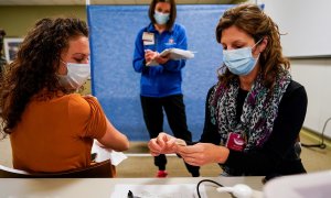 En Indiana, una mujer recibe una dosis de vacuna contra la covid-19.
