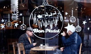 Dos personas desayunan en una cafetería en Barcelona.