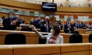 14/12/2020.- La ministra de Hacienda, María Jesús Montero, es aplaudida por varios senadores mientras comparece en la Cámara Alta durante el pleno de debate de la totalidad del proyecto de Ley de los Presupuestos Generales, este lunes, en Madrid. EFE/J.J.