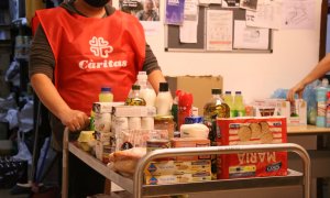 Un carro ple menjar a un punt de distribució d'aliments de Cáritas a Les Corts.