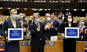 El presidente del Parlamento Europeo, David Sassoli, y la presidenta de la Comisión, Ursula von der Leyen, aplauden a las opositoras bielorrusas que han recibido el premio Sakharov de derechos humanos.