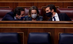 16/12/2020.- EL líder del PP, Pablo Casado (d), la portavoz, Cuca Gamarra y el secretario general, Teodoro García Egea, durante el pleno del Congreso ante el que presidente del Gobierno, Pedro Sánchez, comparece este miércoles a petición propia para infor