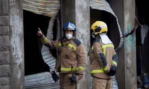 Los bomberos supervisan las tareas de desescombro y demolición de la nave ocupada de Badalona. — Alejandro García / EFE