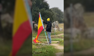 Imagen de un grupo de personas camino a la casa de Pablo Iglesias e Irene Montero.