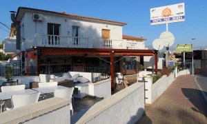 La terraza del local "The Orange tree", en el núcleo urbano El Albir de la localidad de Alfàs del Pi (Alicante)