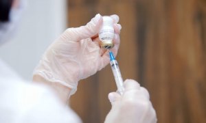 Bruselas da luz verde a la vacuna de BioNTech y Pfizer, que empezará a distribuirse el sábado