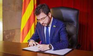 El vicepresident en funcions de president, Pere Aragonès, signa el decret de convocatòria d'eleccions al Parlament per al 14 de febrer del 2021.
