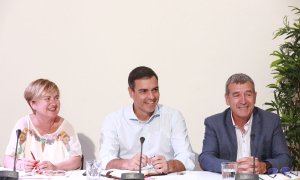 06/08/2019.- El secretario general del PSOE y presidente del Gobierno en funciones, Pedro Sánchez (2i) y la ex alta Comisionada del Gobierno frente al Reto Demográfico y secretaria de Función Pública del PSOE, Isaura Leal (1i), durante la reunión con orga