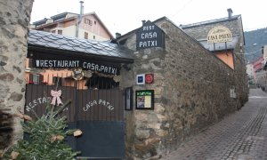 El restaurant Casa Patxi d'Alp, amb la porta tancada pel tancament perimetral de la Cerdanya.