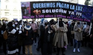Vecinas de Cañada Real con pancartas reivindicativas durante una manifestación en la Puerta ante la sede del Gobierno regional, para reclamar solución para los cortes de suministro eléctrico que sufren, en Madrid