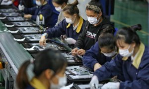 Trabajadores de una fábrica en Wuhan, China.