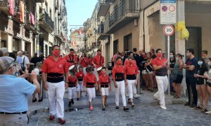 Membres de la Colla Joves Xiquets de Valls durant un acte en plena pandèmia, amb mascaretes.