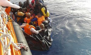 Migrantes de origen subsahariano rescatados por Salvamento Marítimo en una imagen de archivo.