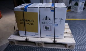 Caja en la que llegan las primeras dosis de la vacuna contra el COVID-19 a España, en Guadalajara.