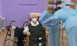 Araceli, una mujer de 96 años, la primera vacunada en España contra la covid