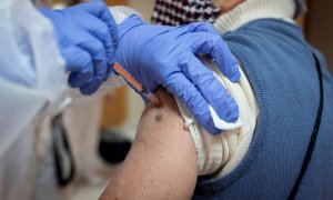 Residentes y trabajadores de la Residencia Domusvi de Alcalá de Henares reciben la primera dosis de la vacuna contra la covid