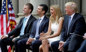 Foto de julio de 2014, antres de su llegada a la Casa Blanca, de Donald Trump con sus hijos Eric, Donald Jr., e Ivanka, en la inauguración del Trump International Hotel en el Old Post Office Building, en Washington. REUTERS / Gary Cameron