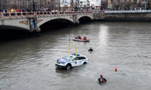 Rescatado sin vida el ertzaina que se ha precipitado con su vehículo patrulla al río