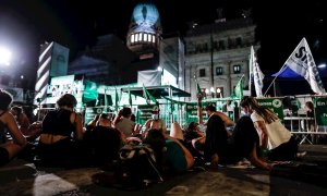 Manifestantes acampan afuera del Congreso a la espera de la votación en el Senado por el debate sobre la legalización del aborto hoy, en Buenos Aires (Argentina)