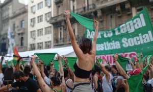 Manifestantes a la espera de la votación en el Senado por el debate sobre la legalización del aborto en Buenos Aires (Argentina)