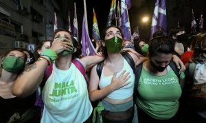 Manifestantes reaccionan a la aprobación de la ley.