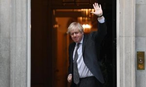 El primer ministro británico Boris Johnson regresa al número 10 de Downing Street después de votar en el parlamento en Londres.
