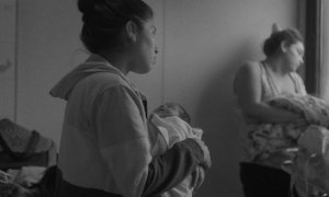 Fotografía cedida de la grabación del documental argentino "Niña mamá", que retrata a adolescentes embarazadas que recién parieron o que están internadas por abortos inseguros y clandestinos. Cada año, unas 90.000 adolescentes tienen un hijo en Argentina