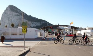 02/01/2021. Unos ciclistas pasan por la frontera con Gibraltar, en la Línea de la Concepción, Cádiz, este jueves. - EFE