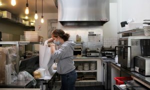 Una mujer trabaja en una cocina de un restaurante.