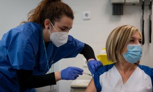 Una enfermera pone una vacuna en el CAP Montenegre de Barcelona donde hoy ha comenzado el proceso de administración de la vacuna de Pfizer a profesionales sanitarios.