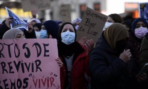 Vecinas de Cañada Real con pancartas reivindicativas durante una manifestación en la Puerta del Sol.