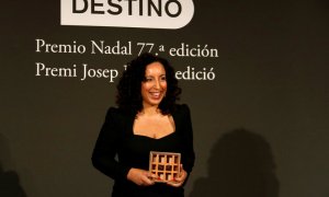 La guanyadora del Premi Nadal, Najat El Hachmi, mostrant el guardó somrient.