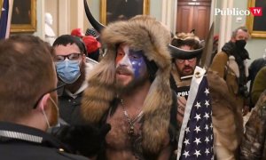 ¿Quién es el 'vikingo' que ha encabezado el asalto al Capitolio estadounidense?