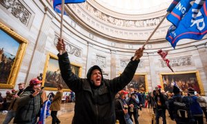 Manifestantes en el interior del capitolio