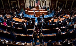 Sessió conjunta del Congrés per certificar els resultats del Col·legi Electoral de 2020 després que els partidaris del president Donald Trump assaltessin el Capitoli durant el dia al Capitol Hill a Washington DC.