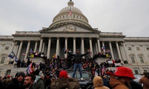 Trumpistas se concentran frente al Capitolio para impedir la ratificación de la victoria electoral de Joe Biden.