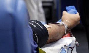 Conforme a esta investigación, una de cada seis personas tratadas con plasma que habría tenido un grado severo de la enfermedad de no haberlo recibido no llegó a desarrollarla.