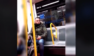 Un hombre suelta insultos racistas a una mujer en el metro de Madrid.