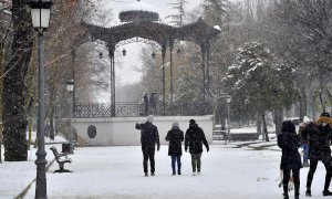 07/01/2021. Varias personas caminan este jueves entre la nieve por el Parque Lineal de Albacete. - EFE