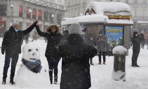 Una conga en la Puerta del Sol y una guerra de bolas en Callao: la responsabilidad individual durante la nevada divide a las redes