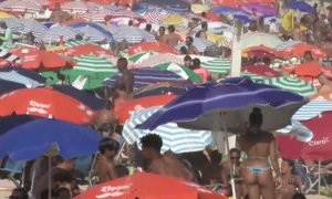 Las playas de Brasil están abarrotadas de bañistas mientras la Covid mata al día a una media de 1.111 personas