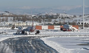 Vista de una pista en la Terminal 4 del aeropuerto Adolfo Suárez Madrid-Barajas este lunes en Madrid. El ministro de Transportes, José Luis Ábalos, ha asegurado este lunes que antes de plantearse una posible declaración de Madrid como zona especialmente a