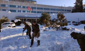 Efectivos del ejército de El Goloso retiran la nieve acumulada en los accesos del hospital Dr. R. Lafora, un centro situado en la zona norte de la Comunidad de Madrid que atiende a pacientes que precisan hospitalización psiquiátrica breve.