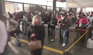 Un incendio en la línea de metro de México provoca aglomeraciones en el transporte público en plena pandemia