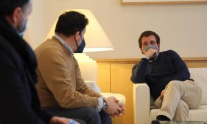 Almeida se reúne con alcalde de Rivas para tratar realojo de familias de la Cañada Real