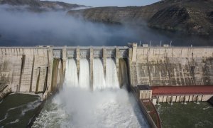 La presa de Mequinensa desembassant aigua