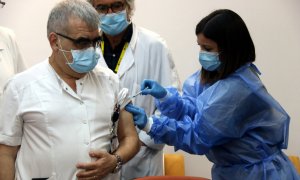 El primer sanitari en vacunar-se a l'Hospital de la Santa Creu i Sant Pau ha estat Pere Domingo, coordinador Covid.