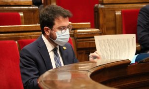 El vicepresident amb funcions de president, Pere Aragonès, durant la sessió de la Diputació Permanent del Parlament d'aquest dimecres revisant documentació al seu escó.