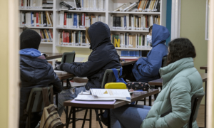 Estudiantes dando clase con abrigo, en una imagen de archivo.
