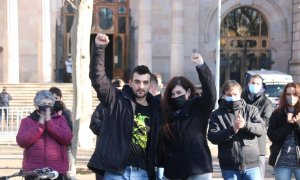 Adrià Carrasco i Tamara Carrasco a les portes del Tribunal Superior de Justícia de Catalunya aquest dilluns, quan van anunciar l'arxivament de causa.
